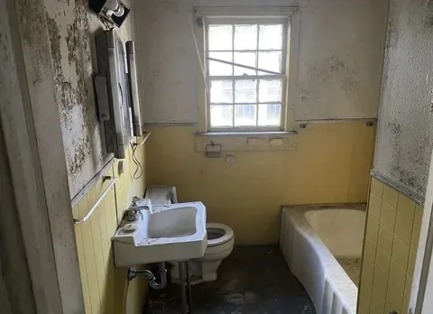Bathroom before renovation